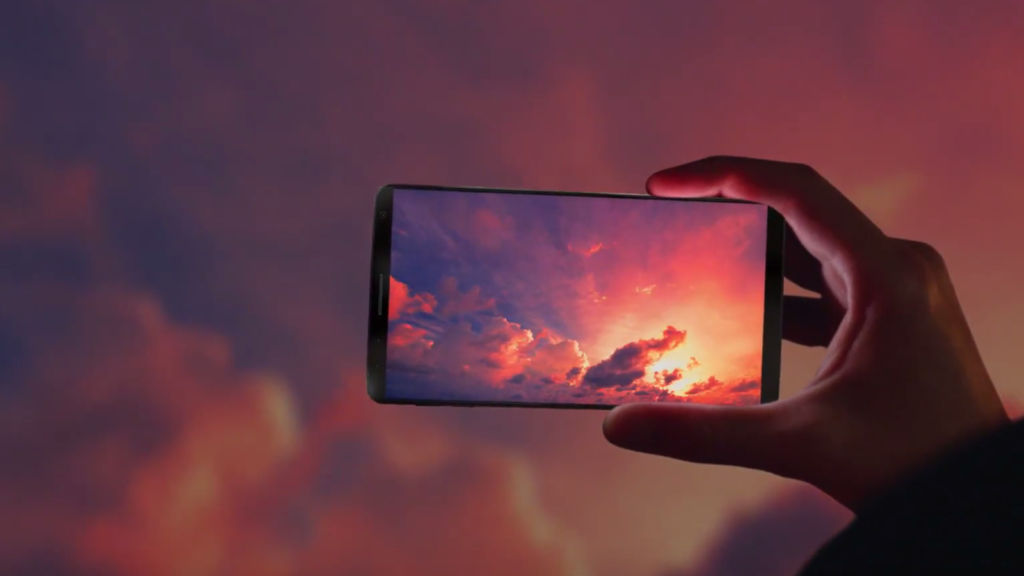 Imagen del anuncio del Samsung S8, donde se aprecia bien que es uno de los smartphone sin marcos más bonitos