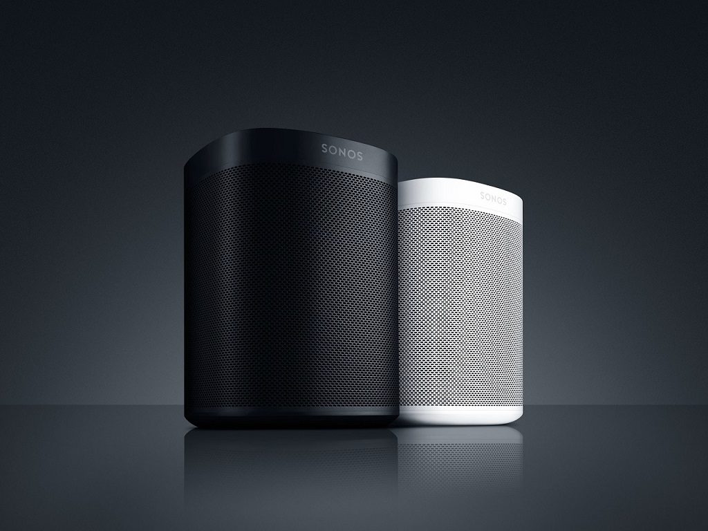 Imagen oficial del Sonos One en sus dos variantes de color, negro y blanco