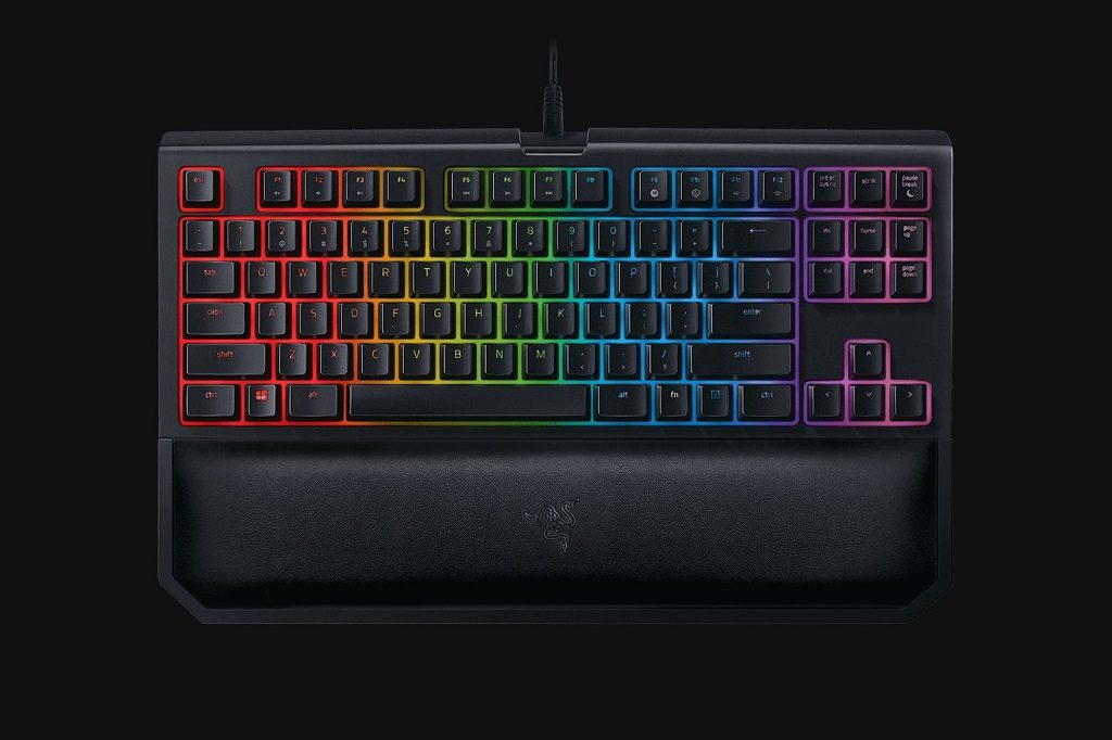 Imagen del teclado con la iluminación RGB y el resposamuñecas