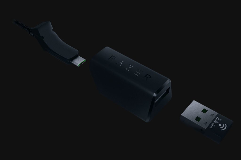 Imagen de los accesorios que van en la caja, como el adaptador WiFi y el cable microUSB