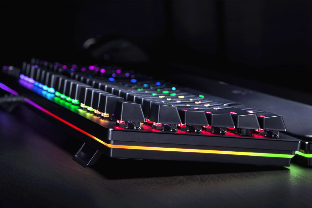 Una de las características especiales es su tira LED que rodea el teclado